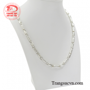 Sản phẩm có thể thỏa sức kết hợp cùng nhiều kiểu trang phục khách nhau.