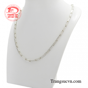 Trang sức bạc từ xưa đã luôn là món phụ kiện được yêu thích để thể hiện sự giàu có và thịnh vượng của một người.