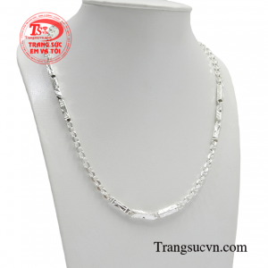 Chỉ với một chiếc dây chuyền bạc cũng đủ khiến bạn trở nên hấp dẫn hơn trong mắt phái nữ. 
