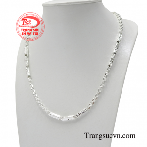 Chiếc dây chuyền giúp bạn toát lên phong thái lịch thiệp của một người đàn ông quyến rũ. 