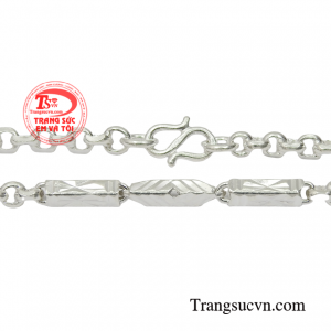 Khi diện món trang sức này bạn sẽ trở nên tự tin hoàn thiện hơn về diện mạo của bản thân. 