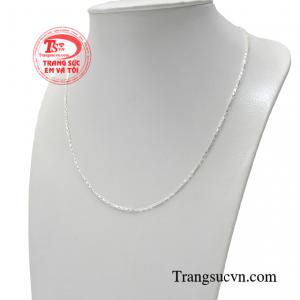 Với chất liệu bạc 925 sẽ giúp bạn có một sức đề kháng tốt để chống lại những tác động xấu từ môi trường.