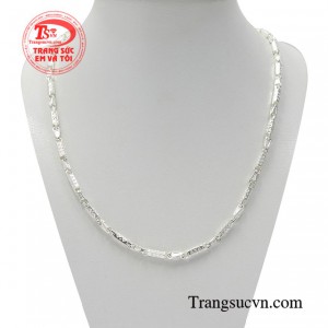 Dây chuyền bạc phong lưu giúp các chàng trai chiếm chọn trái tim các cô gái.