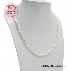 Với vẻ đẹp lịch lãm phong trần của một người đàn ông khi diện chiếc dây chuyền này khiến biết bao bóng hồng phải thổn thức.