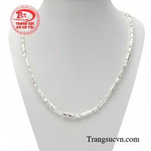 Dây chuyền bạc tài tử được chế tác từ bạc 925 kiểu dáng mạnh mẽ toát lên sự nam tính.