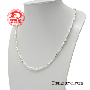 Với chiếc dây chuyền bạc này bạn có thể kết hợp được vô số các kiểu trang phục và phong cách khác nhau.