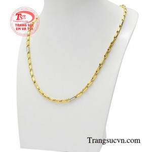 Do đó chiếc dây chuyền này sẽ là sự lựa chọn hoàn hảo dành cho những chàng trai năng động và yêu thích thời trang.