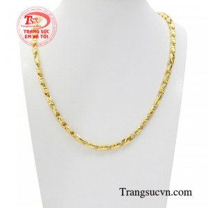 Dây chuyền nam giới thời thượng kiểu dáng mạnh mẽ toát lên được vẻ thời trang của người đàn ông.