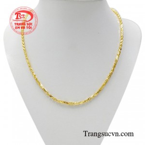 Dây chuyền nam kim tiền chế tác hình những đồng tiền vàng nối nhau được rất được giới kinh doanh ưa chuộng. 