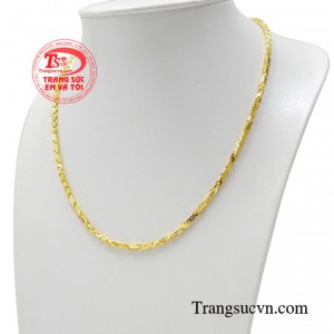 Không những vậy một người đàn ông hoàn thiện, thời trang và cuốn hút không thể thiếu chiếc dây chuyền cá tính thời trang này. 