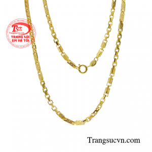  Chiếc dây chuyền mang vẻ lịch lãm, kiểu dáng sang trọng vô cùng nam tính. 