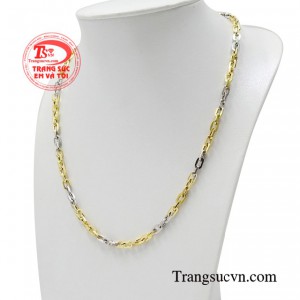 Sản phẩm khi được diện lên người sẽ vô cùng lôi cuốn, toát lên được sự chững chạc điềm tĩnh đầy uy quyền. 