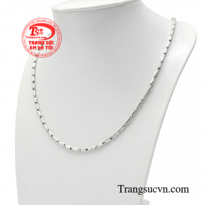 Sản phẩm nhập khẩu từ vàng 18k Italy sáng bóng chất lượng cao.