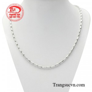 Dây chuyền nam vàng trắng danh vọng mang phong cách cá tinh, trẻ trung.