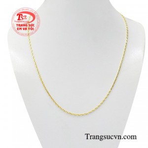 Dây chuyền nữ 10k cá tính đẹp thường được kết hợp cùng mặt dây chuyền vàng tăng thêm phần sang trọng cho người đeo.