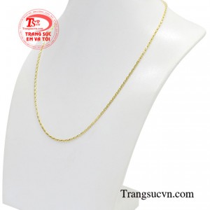 Dây chuyền vàng hiện này được cả nam giới và phái đẹp vô cùng ưa chuộng bởi tính tiện dụng mà còn rất hợp thời trang.