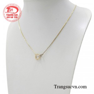 Kiểu dáng sang trọng, nữ tính giúp người dùng càng thêm tự tin và phong cách. 