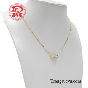 Các chi tiết đều được chế tác một cách tỉ mỉ mang đến chiếc dây chuyền hoàn hảo. 