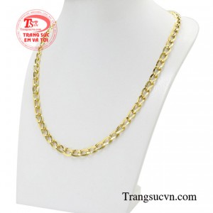 Một chiếc dây chuyền dù là chi tiết rất nhỏ trên bộ trang phục nhưng cũng góp phần không nhỏ giúp diện mạo của người đàn ông thêm điển trai.