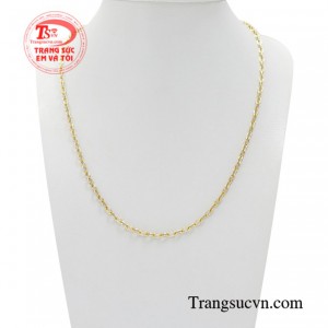 Dây chuyền vàng nhập khẩu tinh tế thường được kết hợp cùng mặt dây chuyền vàng tăng thêm phần sang trọng cho người đeo.