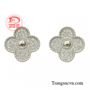 Hoa tai kim cương sang trọng giúp phái đẹp tôn vinh được nét cá tính tô điểm thêm tạo vẻ đẹp ấn tượng cho người đeo.