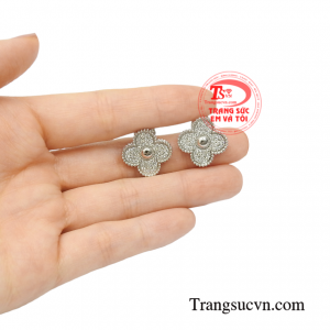 Hoa tai kim cương sang trọng đảm bảo chất lượng.