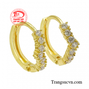 Hoa tai nữ vàng thời trang không chỉ giúp tăng thêm vẻ trẻ trung hay xinh xắn cho các quý cô mà còn khẳng định dấu ấn riêng của bản thân mỗi người.