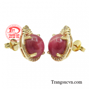 Còn theo quan niệm phương Đông, những ai đeo trang sức đá quý hợp tuổi và tháng sinh sẽ luôn gặp vận may và có một cuộc sống viên mãn, khá giả.