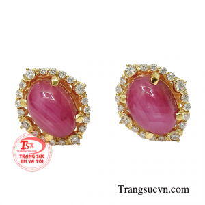 Hoa tai ruby sao may mắn mang ý nghĩa phong thủy rất lớn đối với người sử dụng.