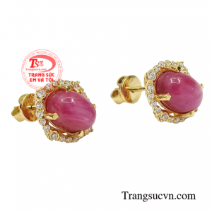 Tô điểm thêm sự sang trọng, quyến rũ cho đôi hoa tai này chính là viên ruby sao sắc đỏ mang may mắn và nhiều hạnh phúc đến cho người đeo.