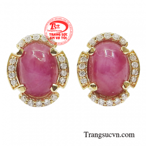 Hoa tai ruby sao thanh tú tạo nên vẻ đẹp hoàn mỹ cho người phụ nữ.