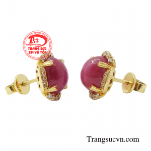 Ruby là một trong những loại đá hoàn hảo nhất tượng trưng cho Mặt Trời, quyền lực và tự do. 