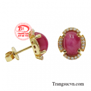 Theo truyền thuyết, nếu đeo món trang sức từ đá ruby bên người sẽ giúp cho tình yêu của bạn thêm mặn nồng.