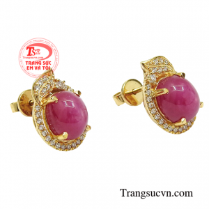Ruby là viên đá của tháng 7 cũng là biểu tượng của sự thịnh vượng và đem đến may mắn cho người dùng.