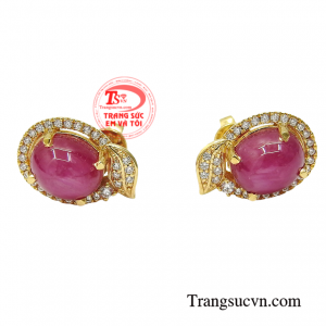 Đôi hoa tai này sẽ giúp các quý cô tôn lên những đường nét quý phái và sang trọng là tâm điểm thu hút với người đối diện.