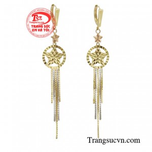 Hoa tai vàng tây lễ hội được chế tác trên nền chất liệu vàng 18k chất lượng cao. 