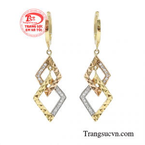 Hoa tai vàng tây quyến rũ giúp phái đẹp tôn vinh được nét cá tính tô điểm thêm tạo vẻ đẹp ấn tượng cho người đeo. 