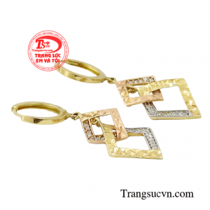 Đôi hoa tai nữ giới được thiết kế kiểu dáng hợp với xu hướng hiện nay, giới trẻ vô cùng ưa chuộng.