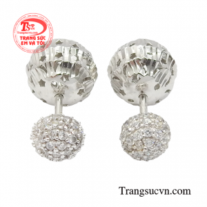 Hoa tai vàng trắng trang nhã là món trang sức duyên dáng mà chị em nào cũng nên sở hữu cho mình ít nhất là một đôi.