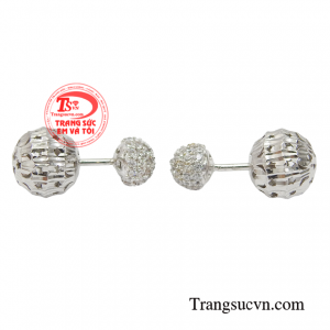 Hoa tai vàng thanh nhã sẽ giúp các cô gái lưu giữ vẻ đẹp thanh xuân tràn đầy sức sống. 