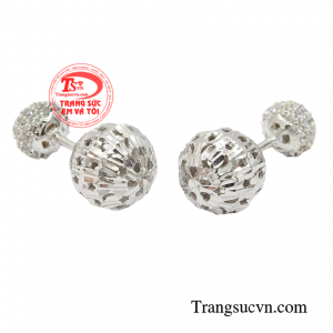 Một gương mặt dù thanh tú đến mấy mà không biết tô điểm thêm đôi bông tai thì cũng đã mất đi nét tươi trẻ trên gương mặt. 