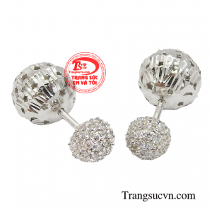 Hoa tai là món đồ góp phần thay đổi diện mạo đáng kể cho gương mặt. 