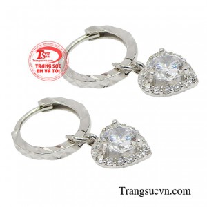 Sản phẩm được chế tác từ vàng 10k chắc chắn sẽ làm mọi khách hàng hài lòng về chất lượng.