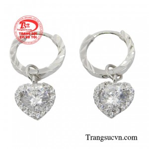 Lựa chọn một chiếc bông tai nhẹ nhàng sẽ giúp bạn trở nên trẻ trung thanh lịch hơn trong bộ trang phục đầy nữ tính.
