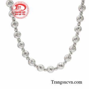 Lắc bi được chế tác trên nền chất liệu vàng trắng 10k đem đến sự thanh thoát, nhã nhặn cho sản phẩm.