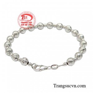 Chiếc lắc bi này cũng không ngoại lệ, từng đường nét được gọt dũa mượt mà chất lượng cao cấp hơn rất nhiều so với hàng các nước khác.