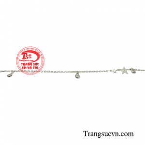 Chiếc lắc chân sẽ là sản phẩm yêu thích dành cho những cô nàng theo phong cách đơn giản nhưng không kém phần trẻ trung.