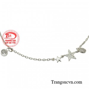 Chỉ với một chiếc lắc nhỏ xinh thôi cũng đủ giúp phái đẹp thêm phần nổi bật tạo được dấn ấn riêng với người đối diện.