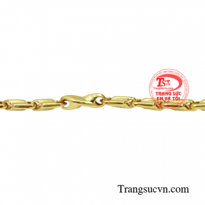 Khi thì lịch lãm cùng bộ suit chuẩn chỉnh, khi thì phóng khoáng tự do cùng chiếc áo thể thao. 