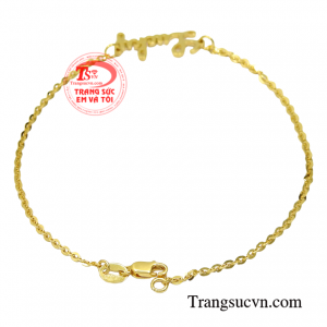 Lắc tay chữ vàng hiện này được phái đẹp vô cùng ưa chuộng bởi tính tiện dụng mà còn rất hợp thời trang.